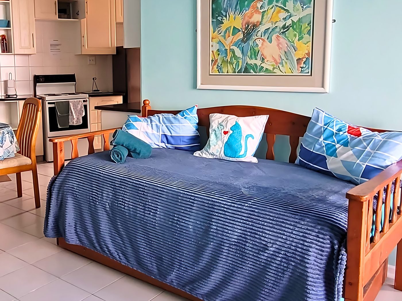 Smile & Wave — extra beds in the lounge for guests 3 & 4