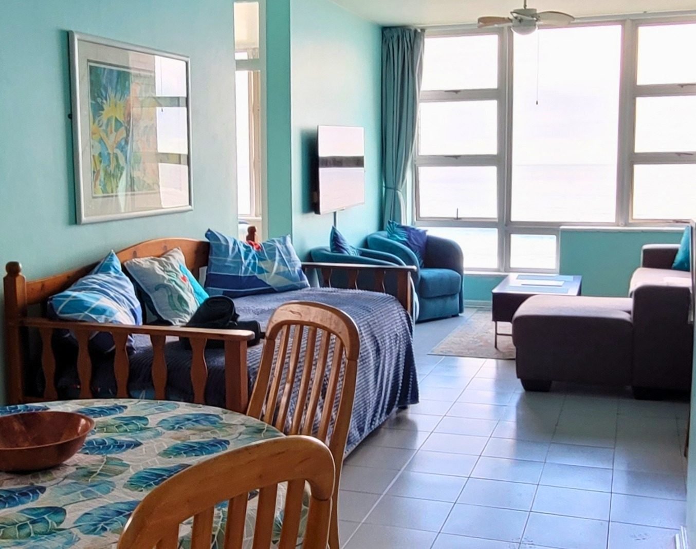 Smile & Wave — open-plan view across lounge, dining and seating