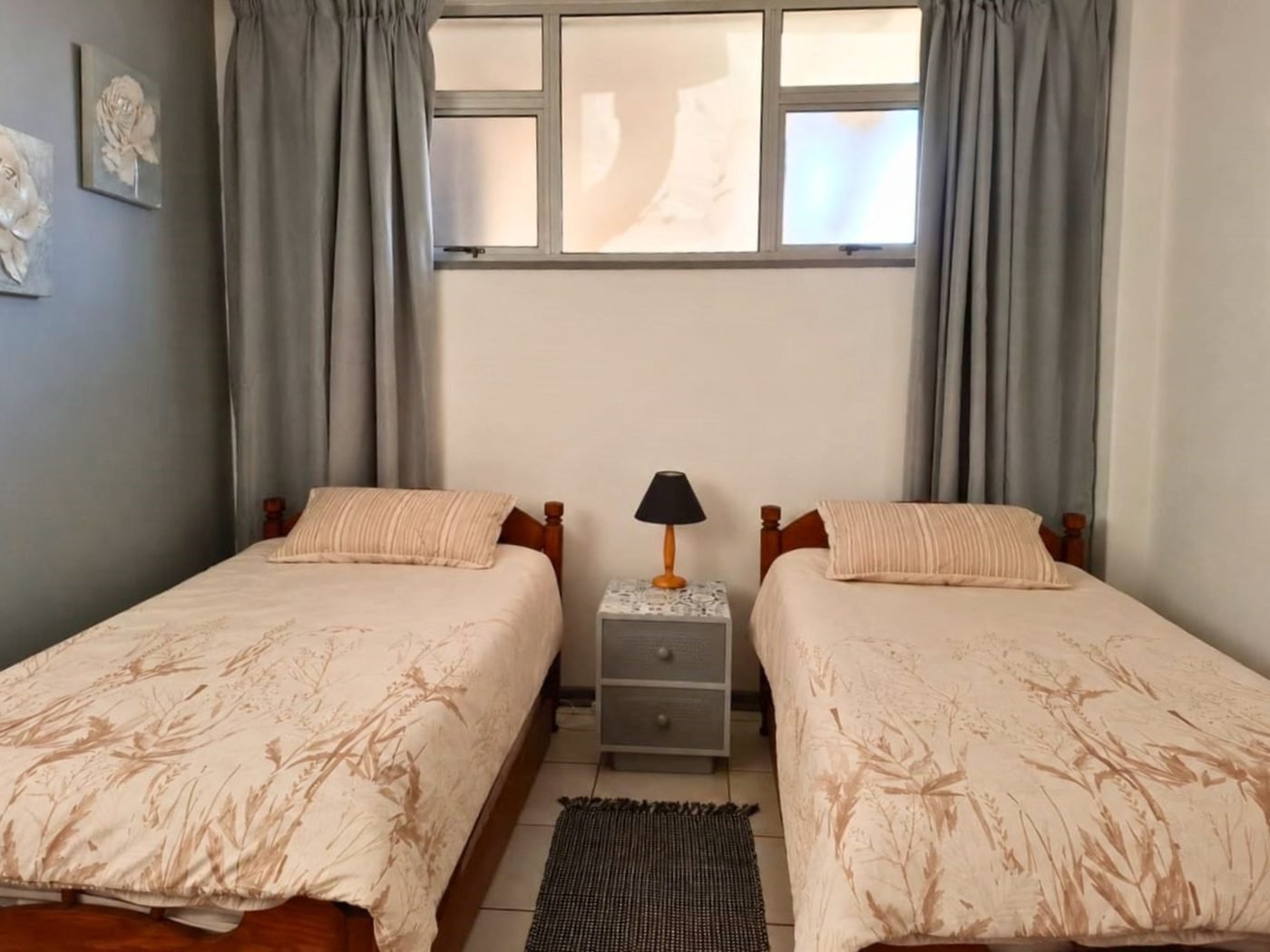 Top Deck Haven — second bedroom with twin beds