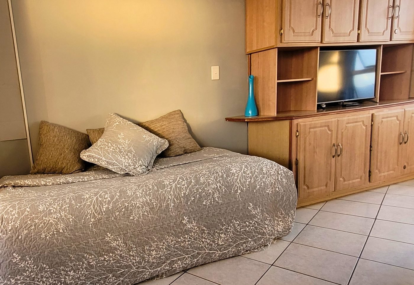 Top Deck Haven — extra bed setup for additional guests